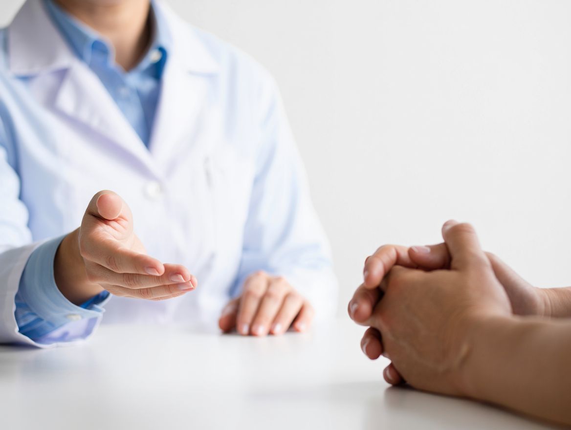 Врач что-то объясняет пациенту