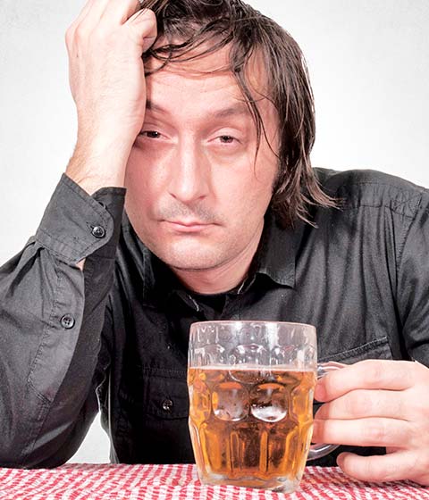 пьяный мужчина с кружкой пива в руке